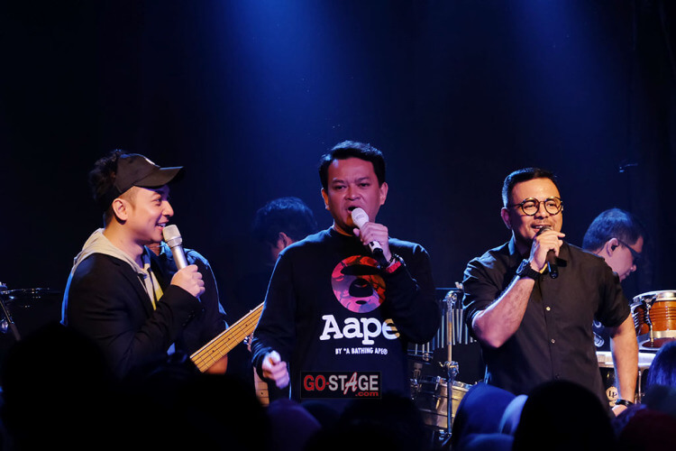 Ketiga vokalis Kahitna terlihat tampil kasual dengan outfit serba hitam